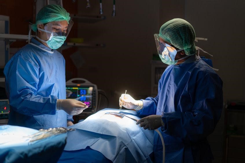 Chirurgiens en plein intervention