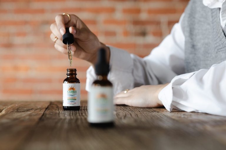 Huile de CBD : pourquoi consommer et comment choisir le pourcentage de cannabidiol ?