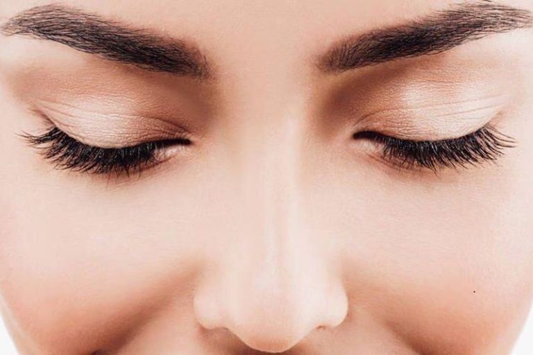 Qu’est-ce que l’alopécie des sourcils et comment en venir à bout ?